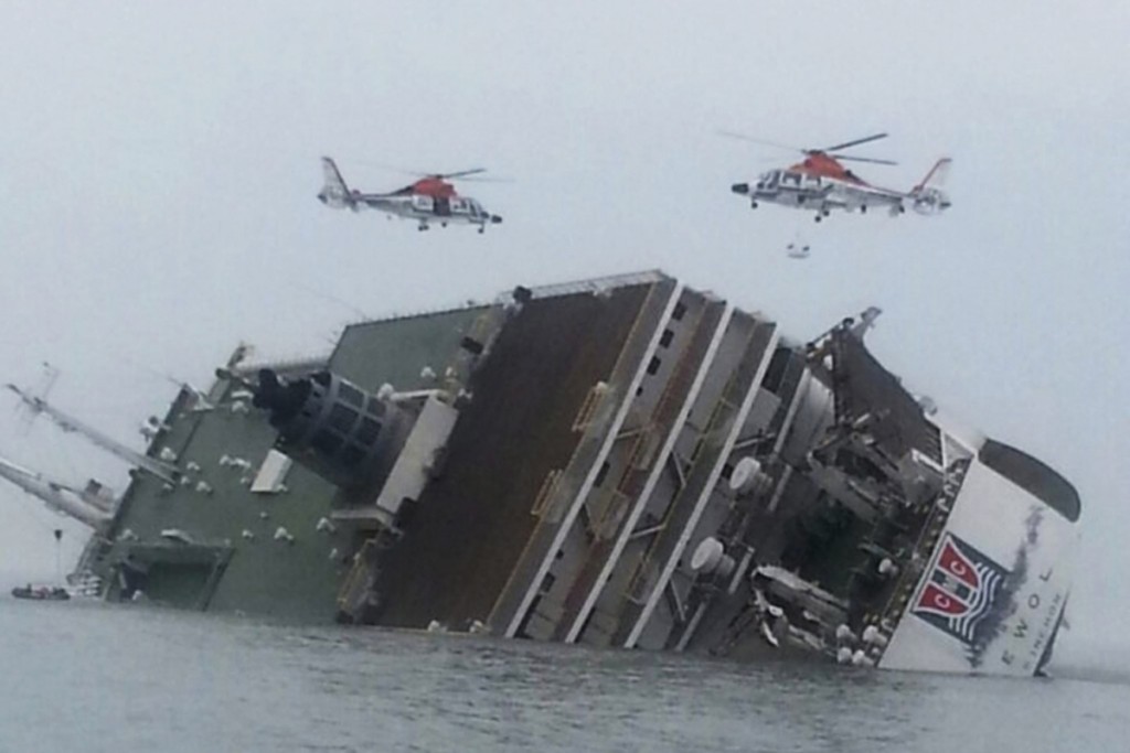 Ferry sinking off South Korea with 450 people on board