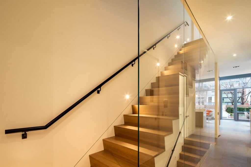 New-York-City-Townhouse-by-Turett-Architects-Glass-Staircase