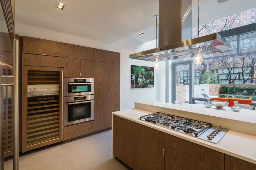 New-York-City-Townhouse-by-Turett-Architects-Stainless-kitchen