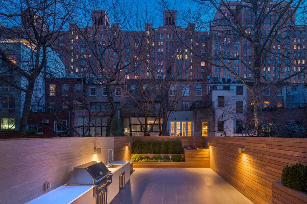New-York-City-Townhouse-by-Turett-Architects-rooftop-bbq