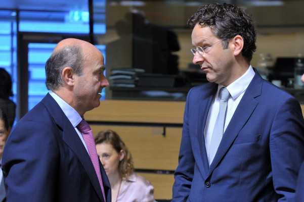LUX206 LUXEMBURGO 21/06/2013.- El ministro de Economía y Competitividad español, Luis de Guindos (i), conversa con el presidente del Eurogrupo, el ministro de Finanzas holandés Jeroen Dijsselbloem, antes del comienzo de la reunión de ministros de Economía y Finanzas de la Unión Europea, el Ecofin, en Luxemburgo, hoy, viernes 21 de junio de 2013. De Guindos afirmó hoy que el acuerdo alcanzado para poner en marcha la recapitalización directa de los bancos con efectos retroactivos supone "buenas noticias" para España, ya que ofrece más opciones de financiación. EFE/Nicolas Bouvy