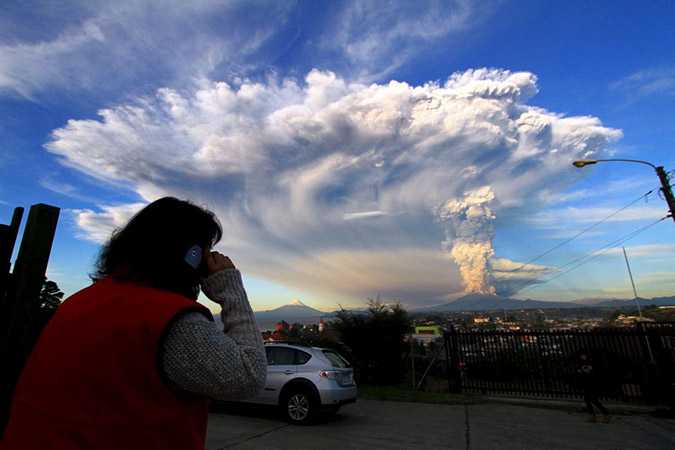 Smoke and ash rise from the Calbuco volcano, seen from Puerto Varas city, south of Santiago, April 22, 2015. Volcano Calbuco in southern Chile erupted for the first time in more than five decades on Wednesday, sending a thick plume of ash and smoke several kilometres into the sky. REUTERS/Carlos Gutierrez TPX IMAGES OF THE DAY