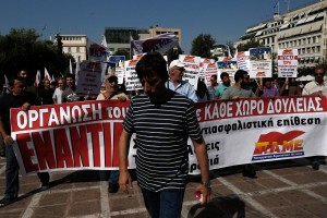 Διαμαρτυρία του Π.Α.ΜΕ. στο Υπουργείο Εργασίας, Αθήνα στις 5 Αυγούστου 2015.