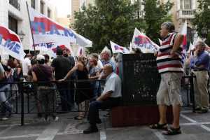Διαμαρτυρία του Π.Α.ΜΕ. στο Υπουργείο Εργασίας, Αθήνα στις 5 Αυγούστου 2015.