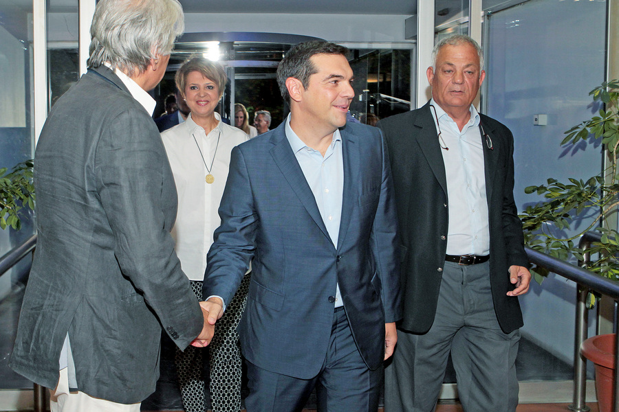 Ο διευθύνων σύμβουλος της ΕΡΤ Λάμπης Ταγματάρχης (Δ) συνοδεύει τον πρόεδρο του ΣΥΡΙΖΑ Αλέξη Τσίπρα (Κ) κατά την άφιξή τους στο Ραδιοτηλεοπτικό Μέγαρο της ΕΡΤ για να συμμετάσχει στο ντιμπέιτ των πολιτικών αρχηγών, Τετάρτη 9 Σεπτεμβρίου 2015. Πραγματοποιείται στο Ραδιοτηλεοπτικό Μέγαρο της ΕΡΤ η τηλεοπτική αναμέτρηση των πολιτικών αρχηγών για τις εκλογές, της 20ης Σεπτεμβρίου. ΑΠΕ-ΜΠΕ/ΑΠΕ-ΜΠΕ/ ΠΑΝΤΕΛΗΣ ΣΑΪΤΑΣ